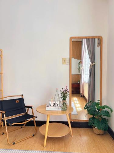 a room with a table and a chair and a mirror at Chu homestay in Thôn Trường Giang