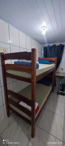 a room with two bunk beds in a room at Kitnet Diskbeer in Itaparica