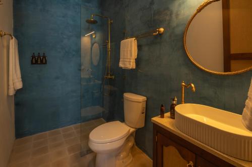 a bathroom with a toilet and a sink and a shower at Dos Almas Casa Boutique in Campeche