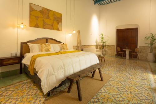 a bedroom with a large bed in a room at Dos Almas Casa Boutique in Campeche