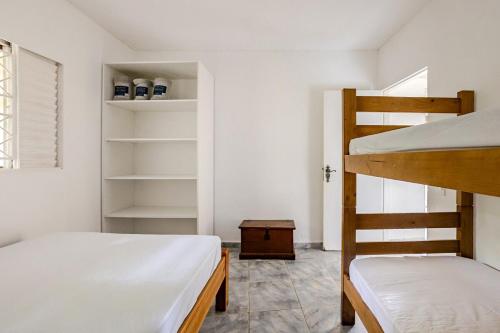 a bedroom with two bunk beds and a closet at Aqui, a vista é arte em Barequeçaba in São Sebastião