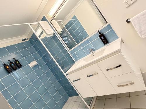 a bathroom with a sink and a mirror at Centrepoint Motor Inn in Rockhampton