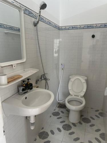 a bathroom with a sink and a toilet and a mirror at Thiên Nam Motel in Dien Ban