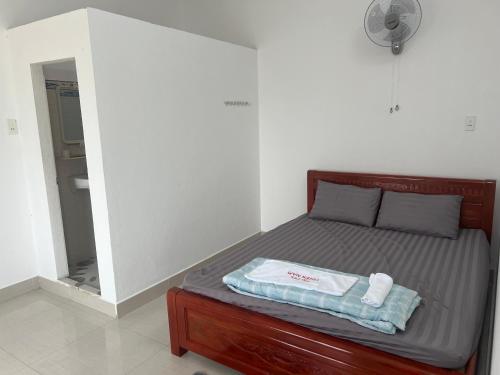 a small bed in a room with at Thiên Nam Motel in Dien Ban