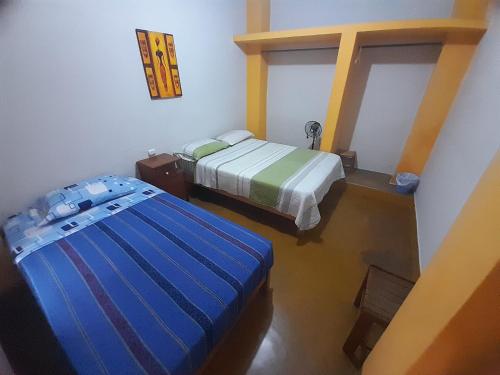 mały pokój z dwoma łóżkami w obiekcie Brabant Hostal w mieście Nazca