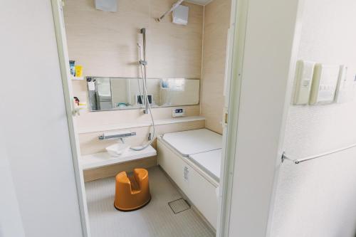 a small bathroom with a shower and a sink at アーバンジャングル in Tokyo