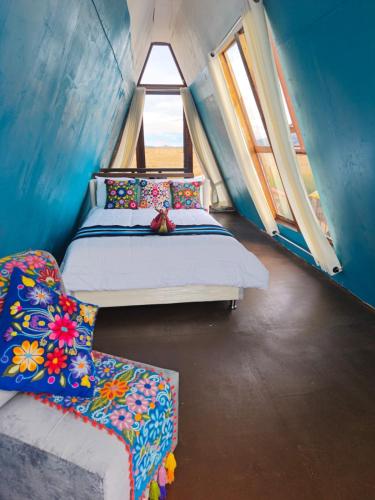a bedroom with two beds and a window at Suma Kusi en el Titicaca in Puno