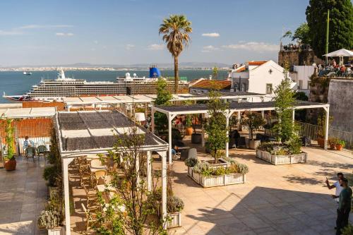Alfama 4BR Retreat with River Views wAC
