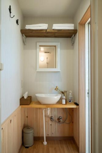 a bathroom with a sink and a mirror at K`s CAMP Izukougen Glamping K`ｓCAMP 伊豆高原グランピング in Futo