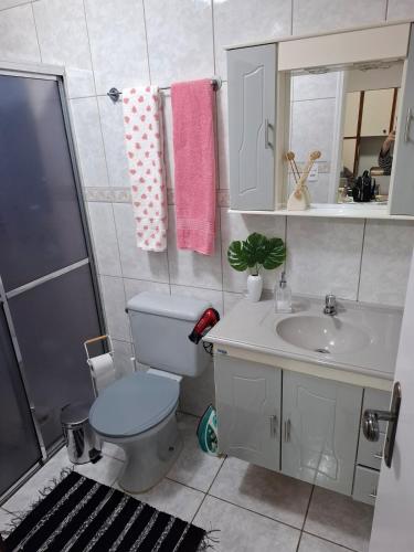a bathroom with a toilet and a sink and a shower at Espaço Van Gogh Poços de Caldas in Poços de Caldas