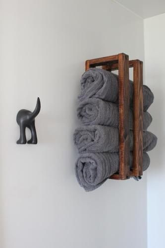 a pile of towels next to a towel holder at KE-Tiny- Siedlung Haus Paulchen in Oerlenbach