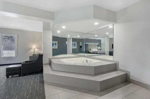 ein großes Badezimmer mit Badewanne und Spiegel in der Unterkunft Quality Inn & Suites Edgefield in Edgefield