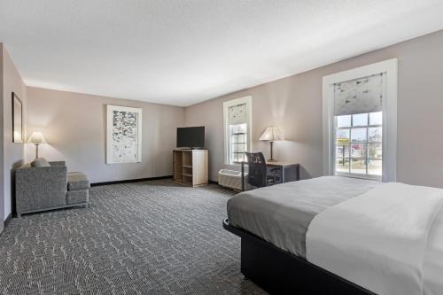 ein Hotelzimmer mit Bett, Schreibtisch und Fenster in der Unterkunft Quality Inn & Suites Edgefield in Edgefield