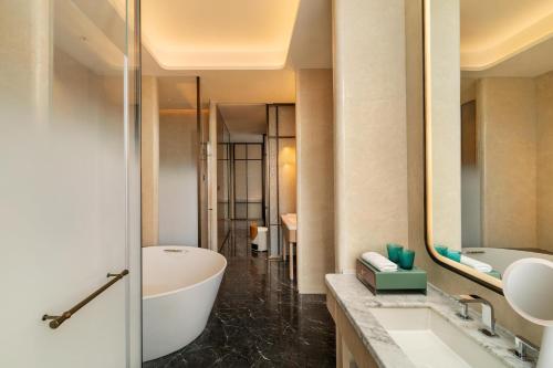 Kylpyhuone majoituspaikassa Doubletree By Hilton Zigong
