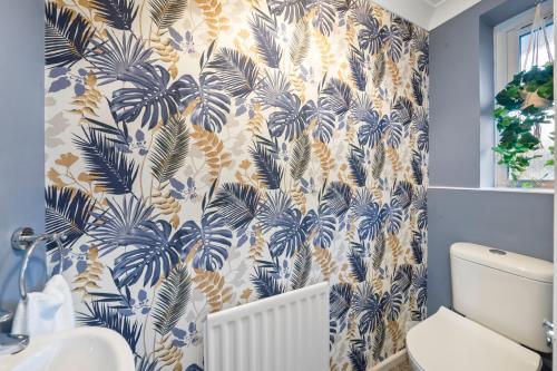 a bathroom with a blue and white shower curtain at Stylish 3Bed, in Hemel Hempstead by ARP Homes, Free Parking, Perfect for Contractors in Leverstock Green