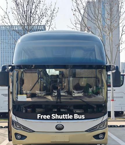un grande autobus è parcheggiato in un parcheggio di 广州御江苑维福顿公寓-免费广交位接驳巴士 a Canton
