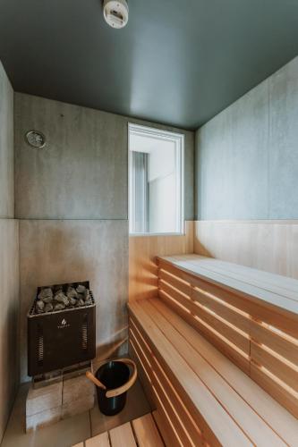 eine Sauna mit Bett und Ofen in der Unterkunft Hotel egne in Hizume