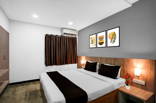 a bedroom with a large bed in a room at Super Townhouse Richmond MG Road Metro Formerly Richmond Residency in Bangalore