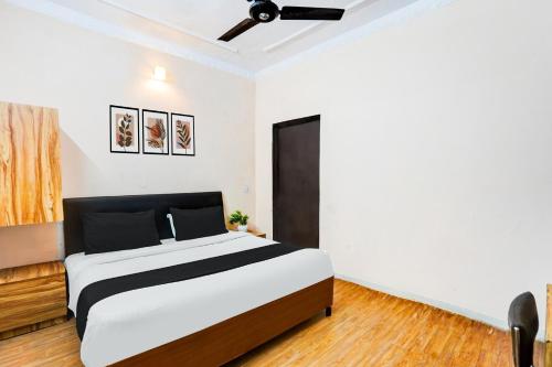 a bedroom with a large bed in a room at Super Hotel O Tyagi Road Near Prince Chowk Formerly Hotel Prabhu in Dehradun