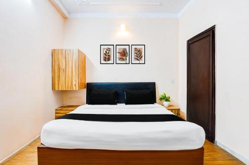 a bedroom with a large bed in a room at Super Hotel O Tyagi Road Near Prince Chowk Formerly Hotel Prabhu in Dehradun