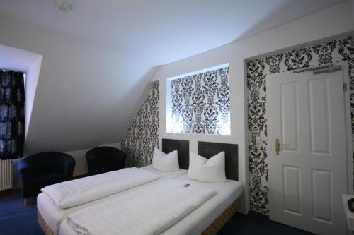 Postel nebo postele na pokoji v ubytování Altstadt Hotel