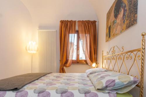 a bedroom with a bed and a window at Casa Vacanze Le Piagge di Scappini Simona in Montelupo Fiorentino