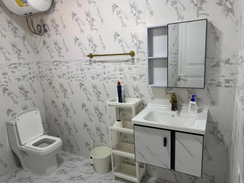 a white bathroom with a sink and a toilet at استرحه ام الحمام in Suḩaybah