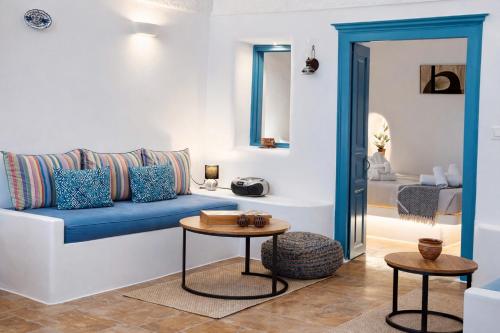 a living room with a blue couch and a table at Tiara hideaway house in Éxo Goniá