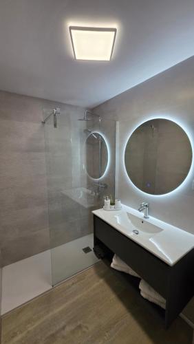 a bathroom with a sink and a mirror at Las Brisas in Benicàssim