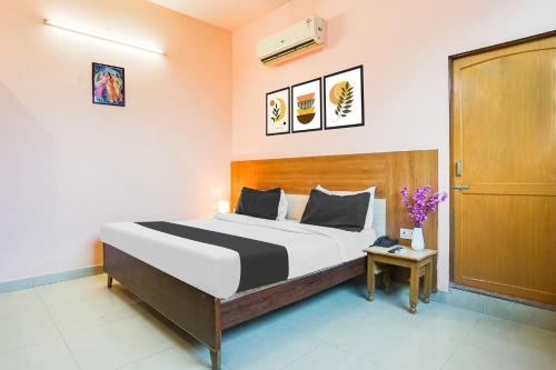 a bedroom with a bed in a room at Super Hotel O JLN Marg Malviya Nagar Formerly Hotel Braj Haveli in Jaipur