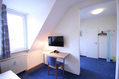 TV a/nebo společenská místnost v ubytování Altstadt Hotel