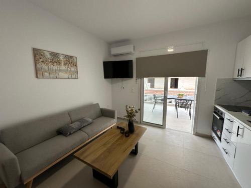 Loutraki's Hideaway , 2 min walk to beach