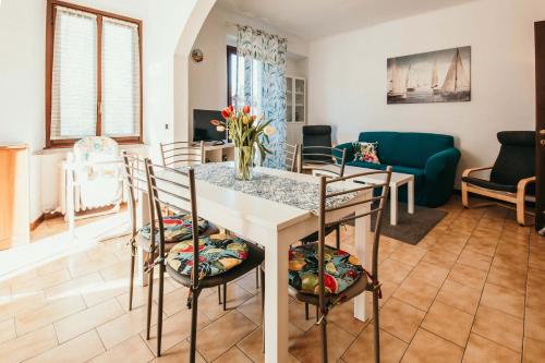 a kitchen and living room with a table and chairs at Appartamento Ortensia - Meina in Meina