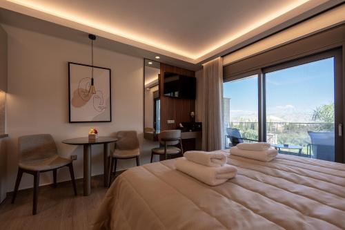 ein Schlafzimmer mit einem großen Bett und zwei weißen Handtüchern in der Unterkunft Vivere Suites in Nafplio