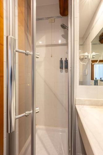 eine Dusche mit Glastür im Badezimmer in der Unterkunft Hotel Villa Braida in Mogliano Veneto