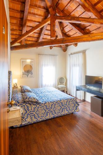 ein Schlafzimmer mit einem Bett und einer Holzdecke in der Unterkunft Hotel Villa Braida in Mogliano Veneto