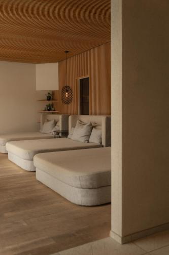 deux lits dans une chambre d'hôtel avec dans l'établissement Das Paradies, à Laces