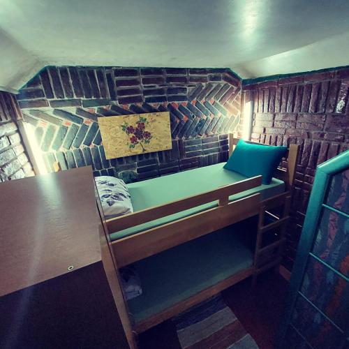 a small room with a desk and a bed at Apartmani Bogatić in Bogatić