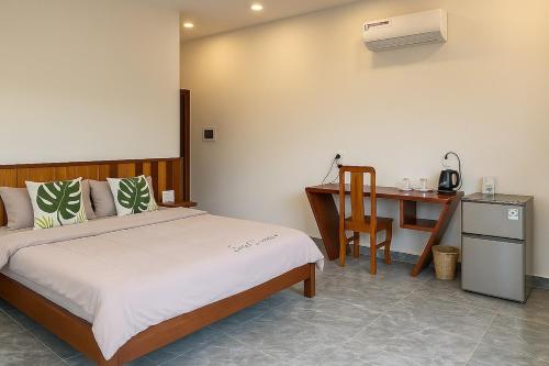 a bedroom with a bed and a desk and a table at Private Bungalow, Large Salt Water Pool & Jacuzzi, Super Fast WIFI 100Mbps in Phumĭ Kruŏs