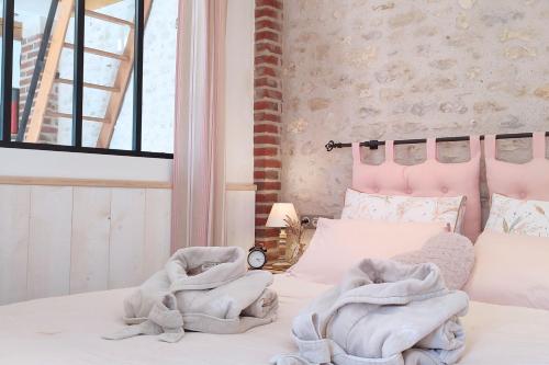 a bedroom with a bed with towels on it at Gîte de charme Beaujoyeulx in Molineuf