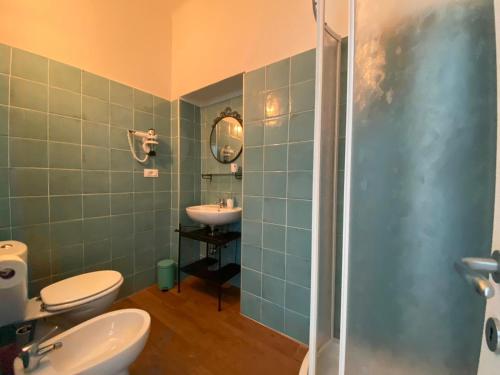 a bathroom with two toilets and a sink and a shower at Casa di Arianna alle Cinque Terre in Corniglia