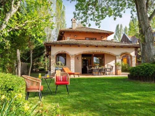 104 - Balatonszárszón 3 hálószobás luxus nyaraló saját vízparttal kiadó