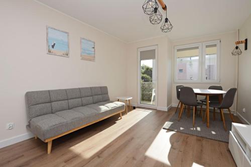 Spacious Victus Apartment with a Balcony Near the Beach by Noclegi Renters