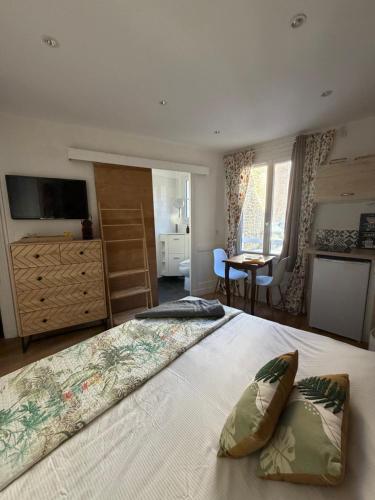 un dormitorio con una cama grande con dos almohadas encima en Home St. Germain, en Trouville-sur-Mer