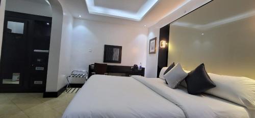 a bedroom with a large bed with white sheets and pillows at Brus View Suites in Ilado