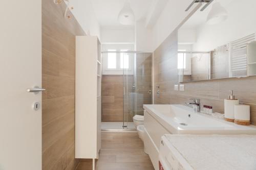 GuestHost - Spacious Balcony Apartment X6