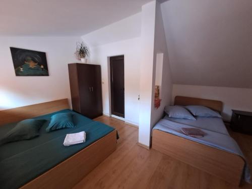 a bedroom with two beds and a window at Casa Bunicii in Podu Dîmboviţei