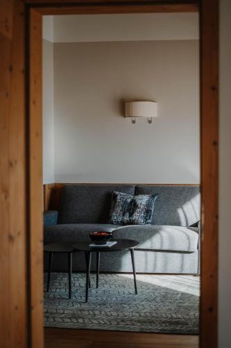 a living room with a couch and a table at Das Paradies in Laces