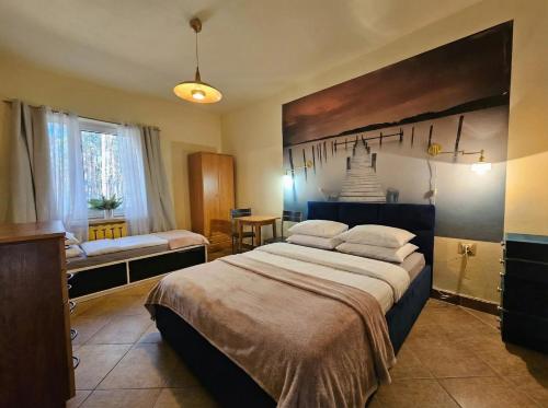 ein Schlafzimmer mit einem großen Bett in einem Zimmer in der Unterkunft Libra in Karolinów