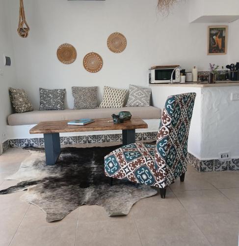 un soggiorno con un tavolo e un divano di CasaEole B&B a El Haouaria